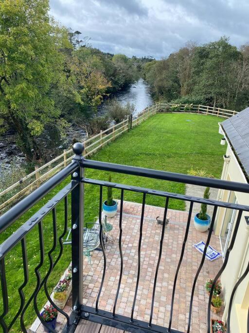 Kingfisher Riverside Retreat ケンメア エクステリア 写真